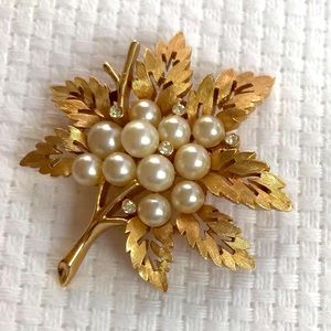 Vintage-Trifari Leaf Pin with Pearl and Crystals